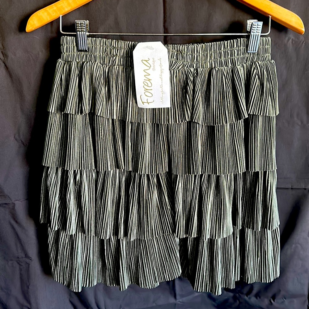 SALE ✨ Bella Max (M) skirt NWT